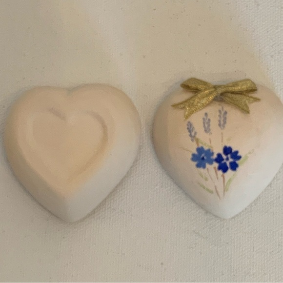 Heart Shaped Bisque Porcelain Trinket Box Blue Flowers Gold Bow Lid Vintage 2"x2 - Picture 8 of 14